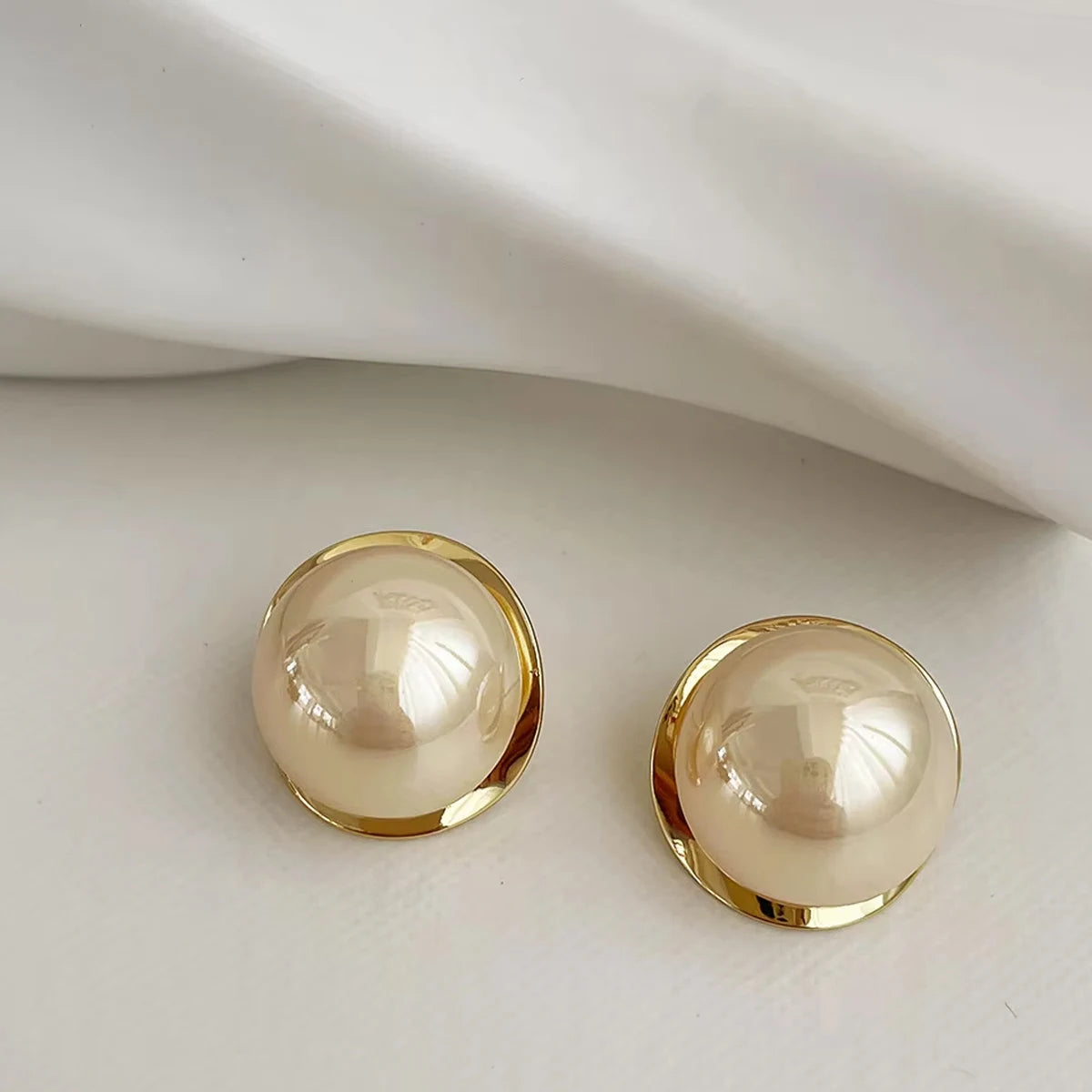 Luma – Golden Pearl Stud Earrings
