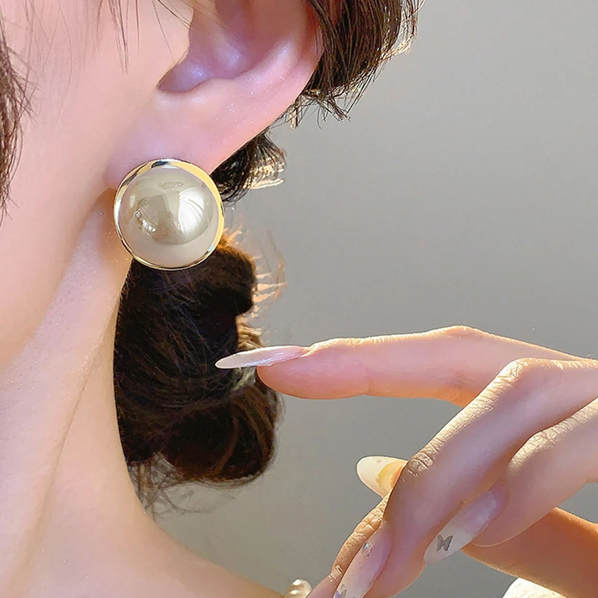 Luma – Golden Pearl Stud Earrings